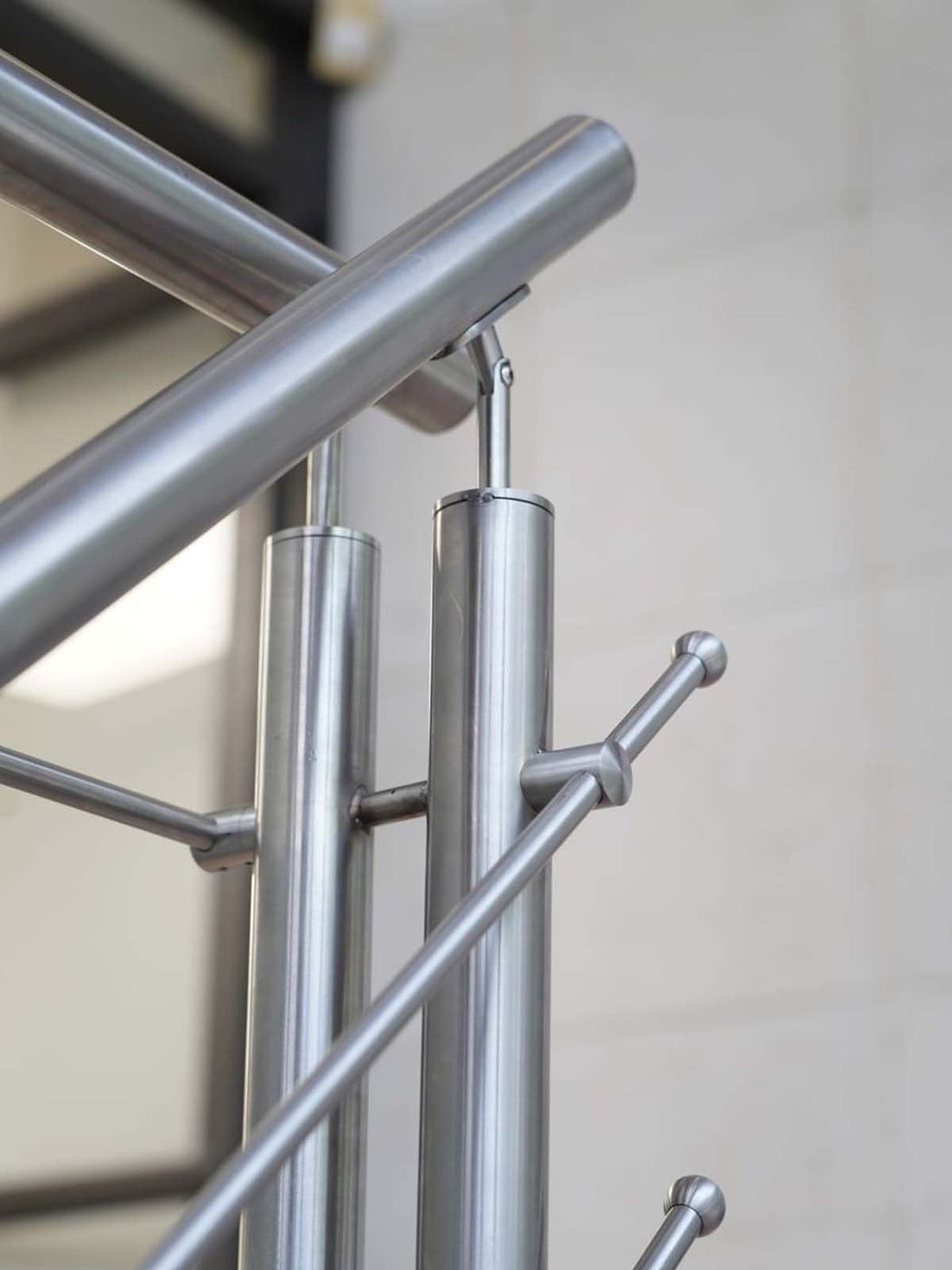 Pasamanos moderno de acero inoxidable en escalera