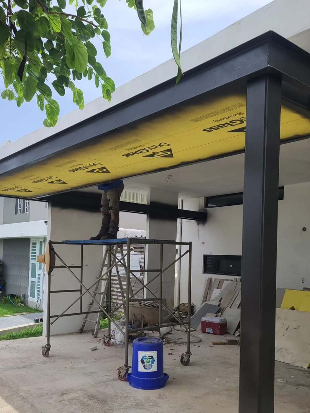 Estructura metálica para techo en construcción