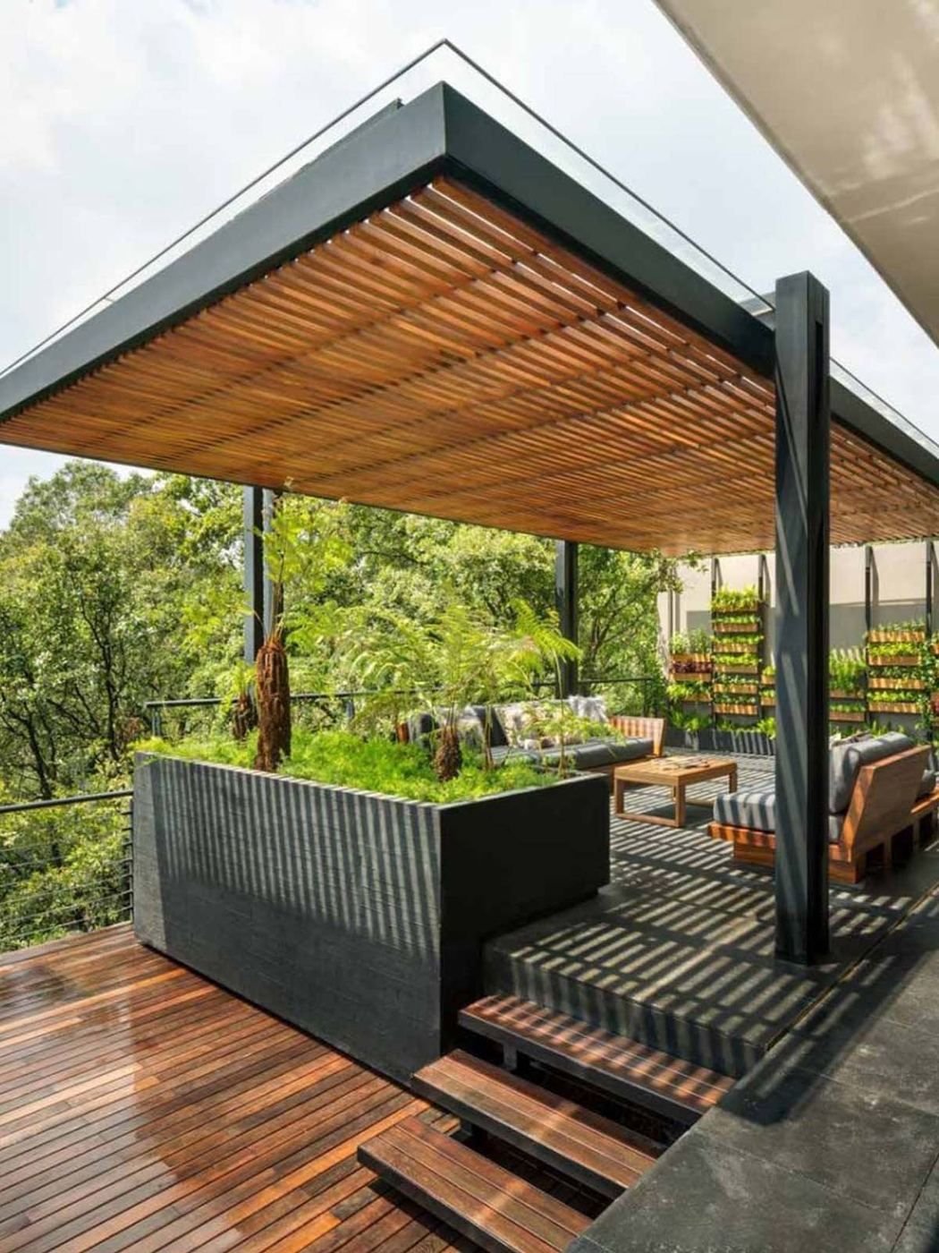 Pérgola de acero con listones de madera sobre terraza