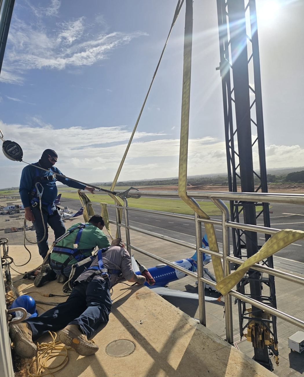 Soldadores trabajando baranda en altura