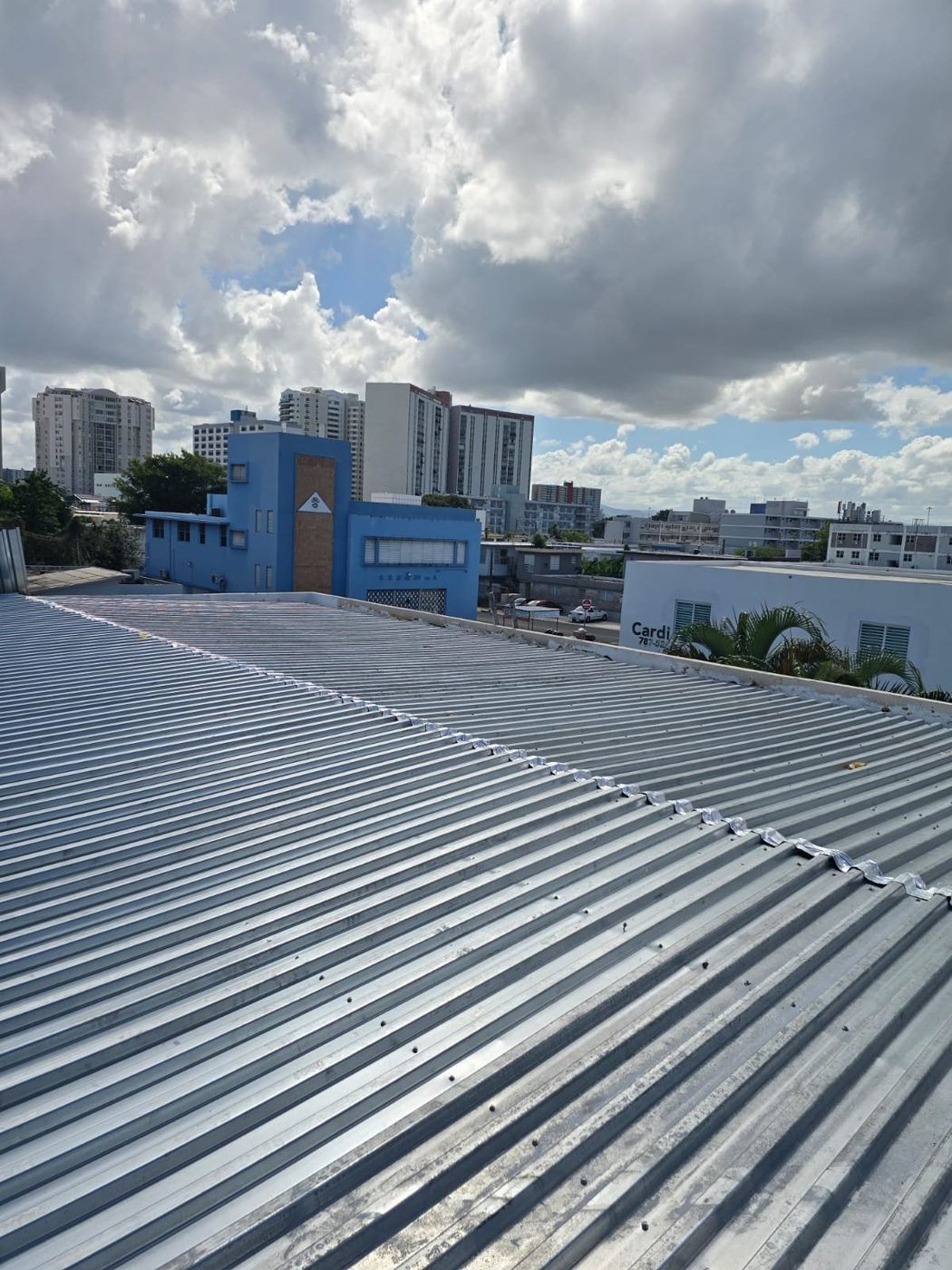 Techo de galvalume instalado por GB Iron Solutions sobre edificio comercial en Puerto Rico