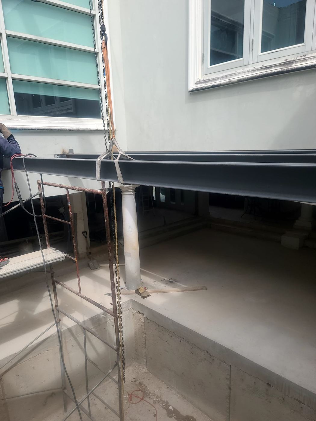 Viga de acero izada con grúa para estructura comercial